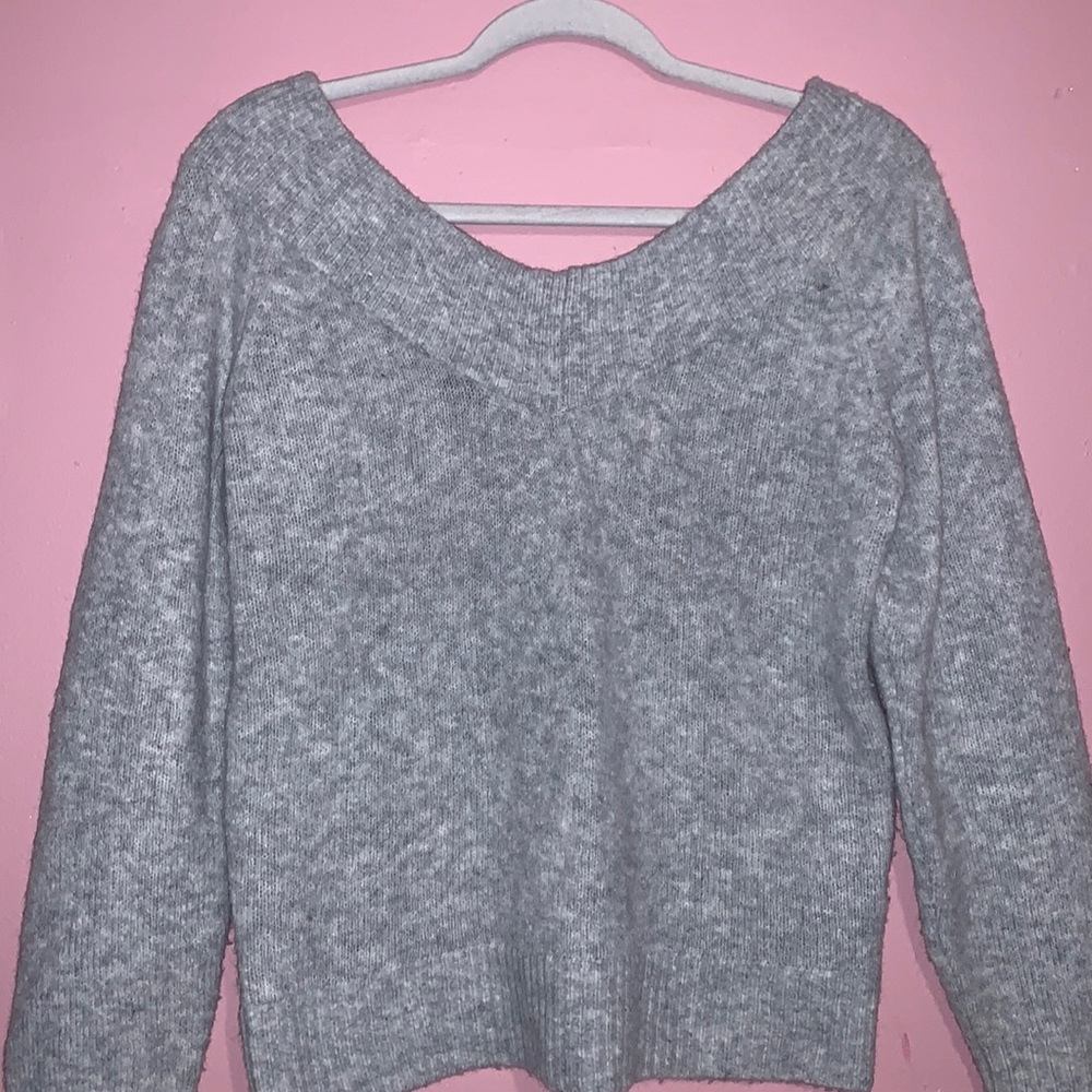H&M OFF THE SHOULDER SWEATER 🤍
